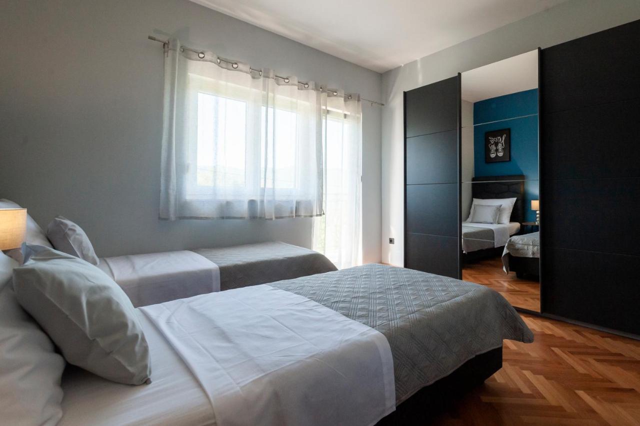 Villa Latica Dicmo Esterno foto