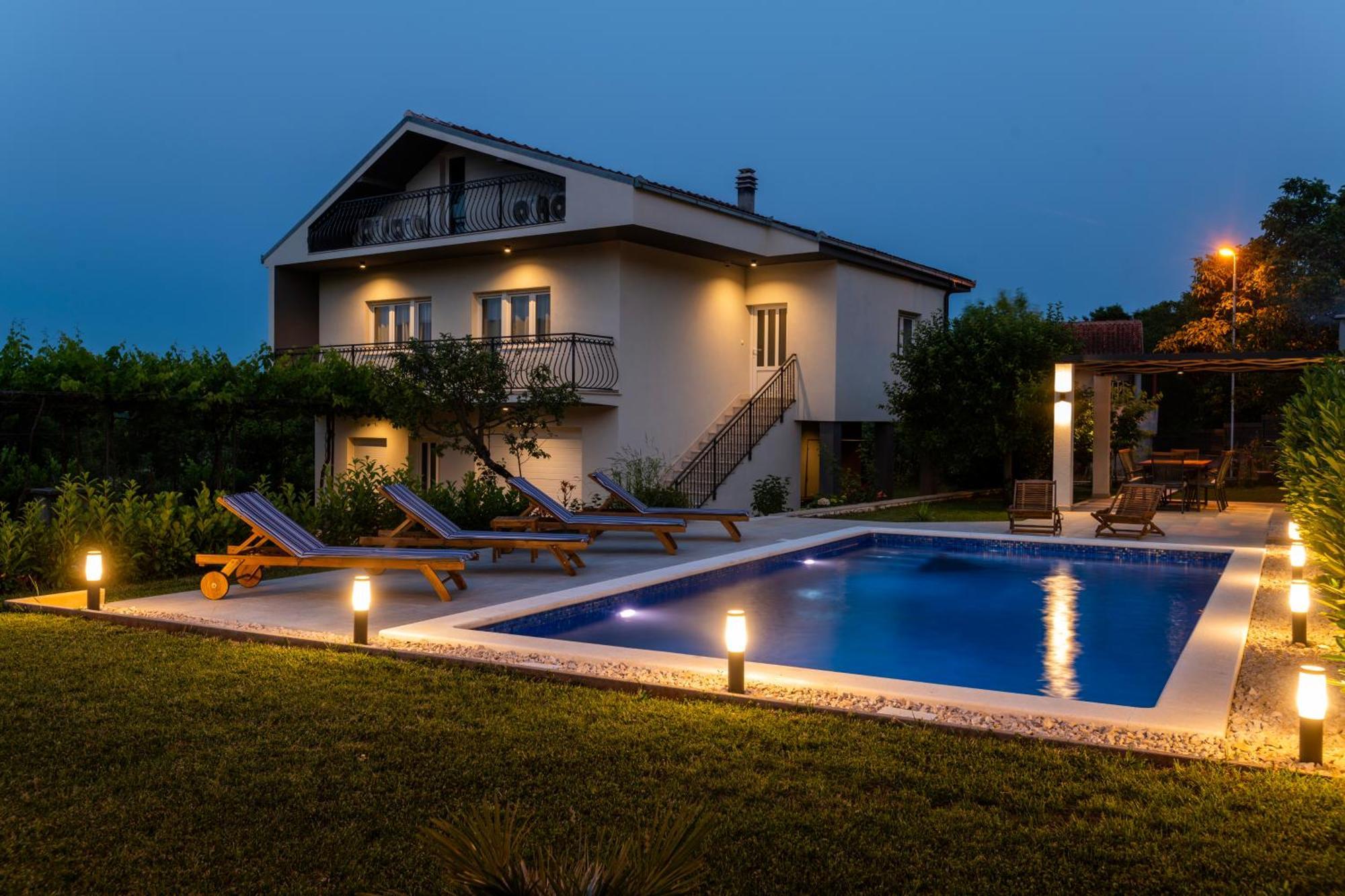 Villa Latica Dicmo Esterno foto
