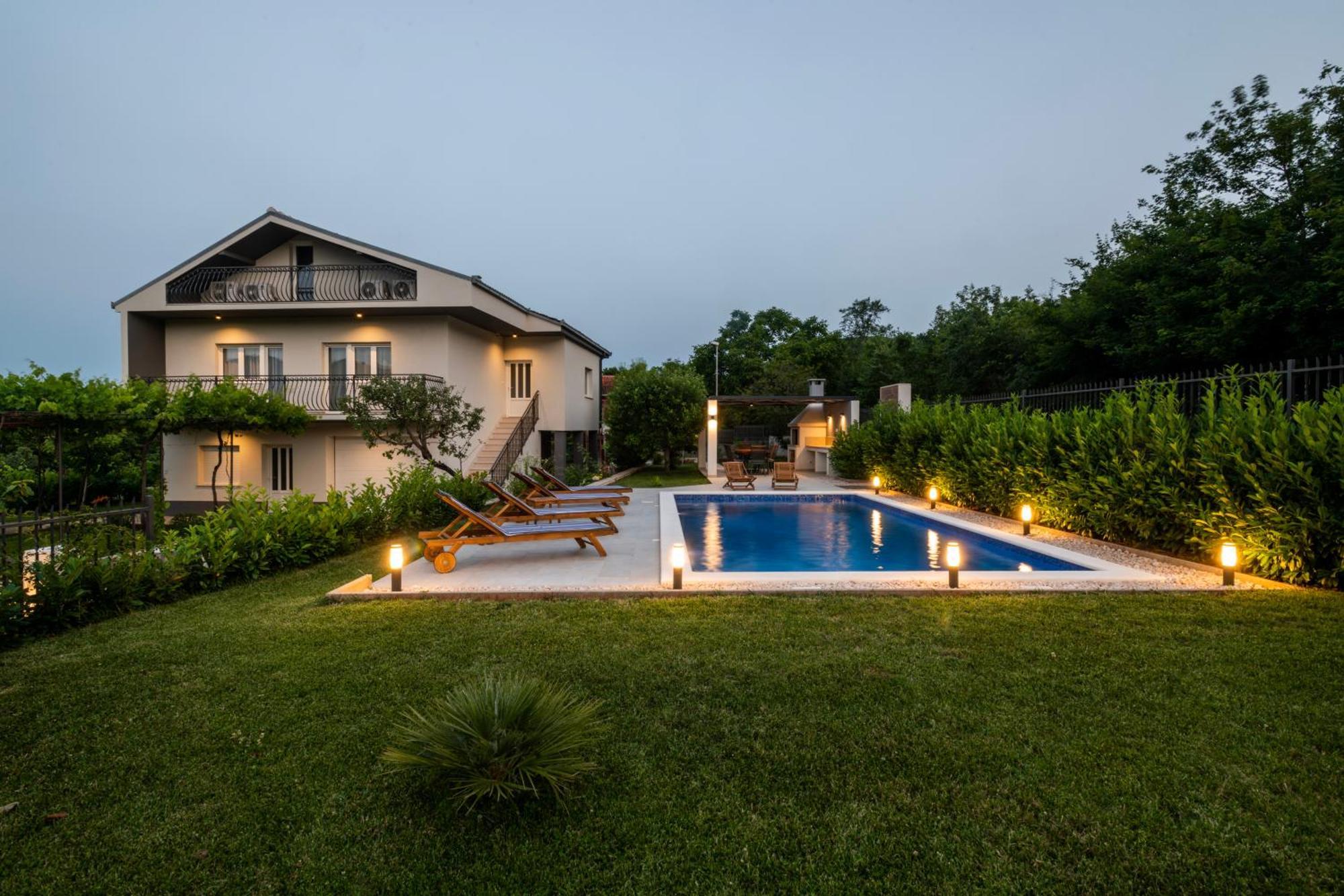 Villa Latica Dicmo Esterno foto