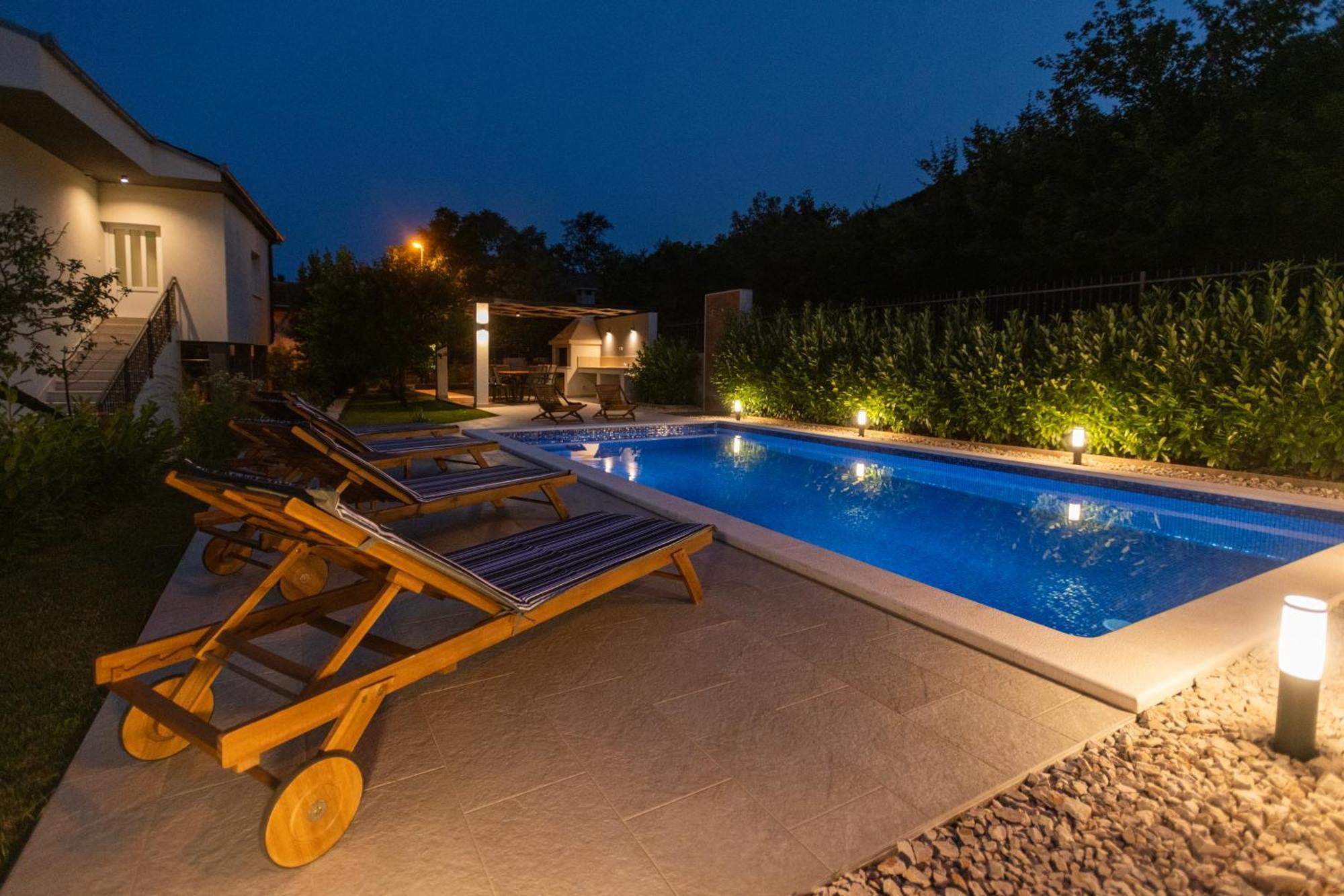 Villa Latica Dicmo Esterno foto
